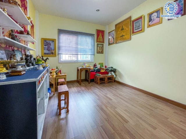 *****ทาวน์เฮ้าส์มือสองย่านนนทบุรี ม.เจ้าพระยาทาวน์ บางกรวย-ไทรน้อย หลังมุม เนื้อที่กว้าง 35 ตร.ว. ฟังก์ชัน 4 ห้องนอน 2 ห้องน้ำ ที่จอดรถ 1 คัน หน้าบ้านโล่ง แต่มีความเป็นส่วนตัว ใกล้โครงการรถไฟฟ้าสายสีม่วง "บางพลู" และจุดขึ้นทางด่วน "กาญจนาภิเษก"